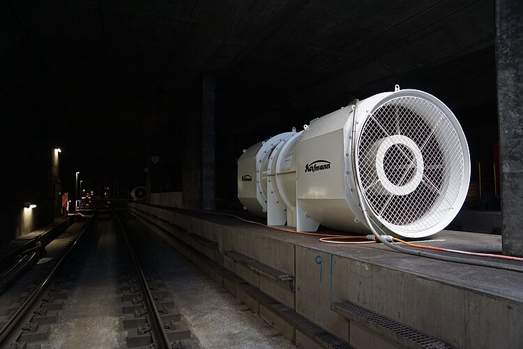 Vier Gebläse, die etwas an Düsentriebwerke erinnern, sorgen für Durchzug und Frischluft im Tunnel. 