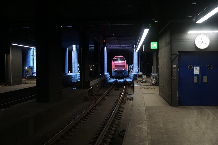 Am Ende des Perrons ist eine Diesellok vom Typ AM 841 zu sehen, die hier sonst nicht vorkommt. 