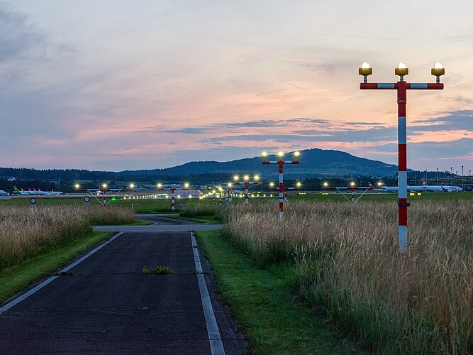 Die Pistenbefeuerunganlagen 10/28, Blickrichtung Westen. Im Hintergrund die Lägern. 