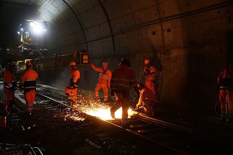 Es fliegen die Funken im dunklen Tunnel: Die letzte feste Verbindung von Weiche und der übrigen Bahnanlage ist die Stellstange. Sie wird erst kurz vor dem Ausbau mit dem Schweissbrenner durchtrennt. 